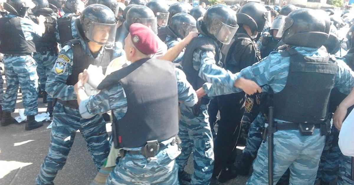 Правоохоронці відбивались від противників гей-параду