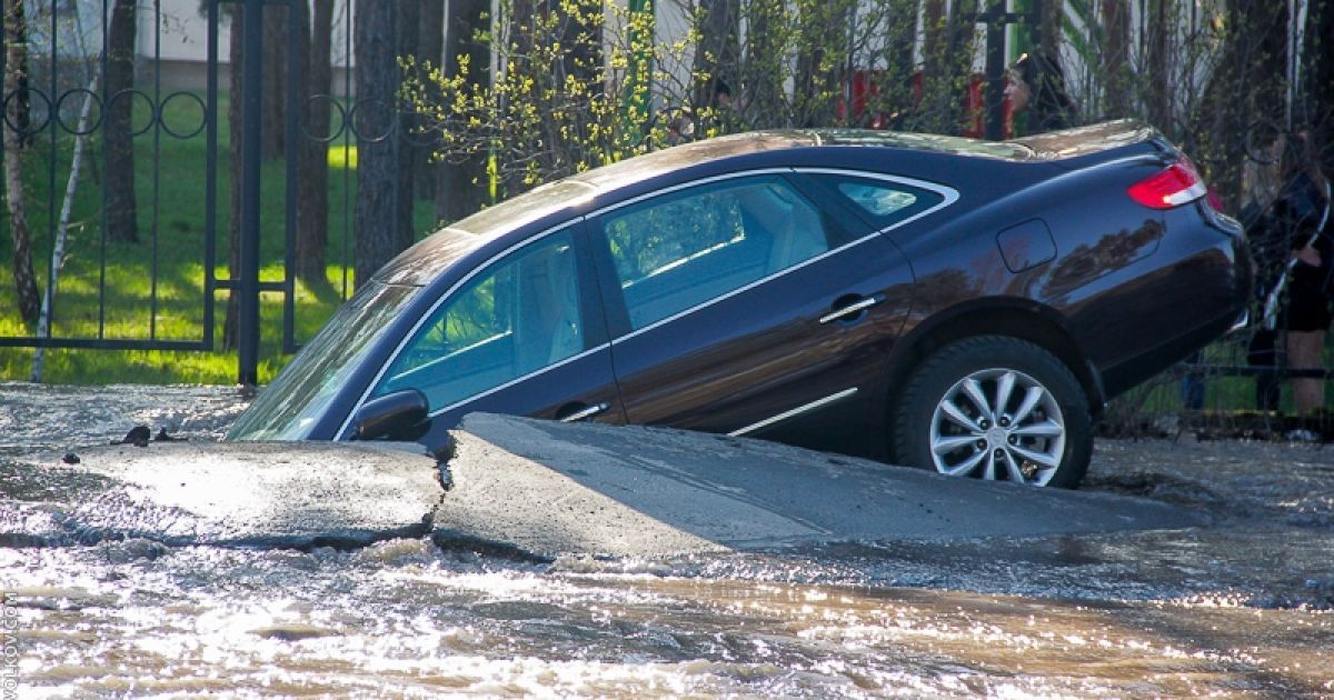 У Києві під асфальт провалився автомобіль
