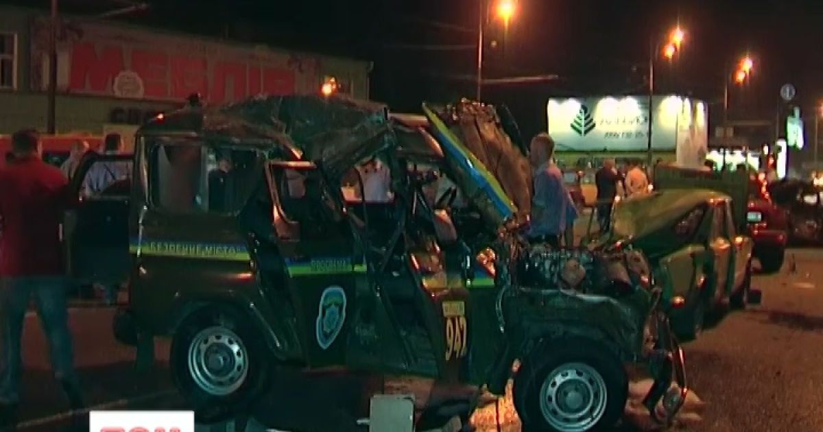 Патрульний запевняє, що його "підрізало" біле авто