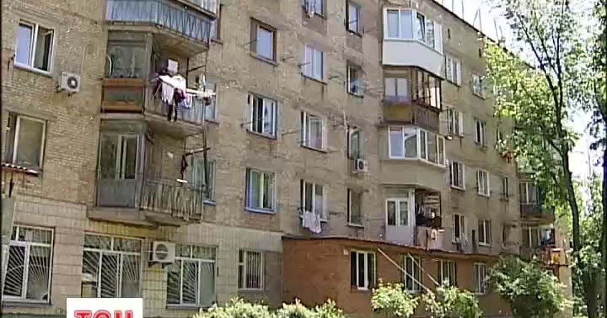 Багатоповерхівка опинилася в полоні плісняви