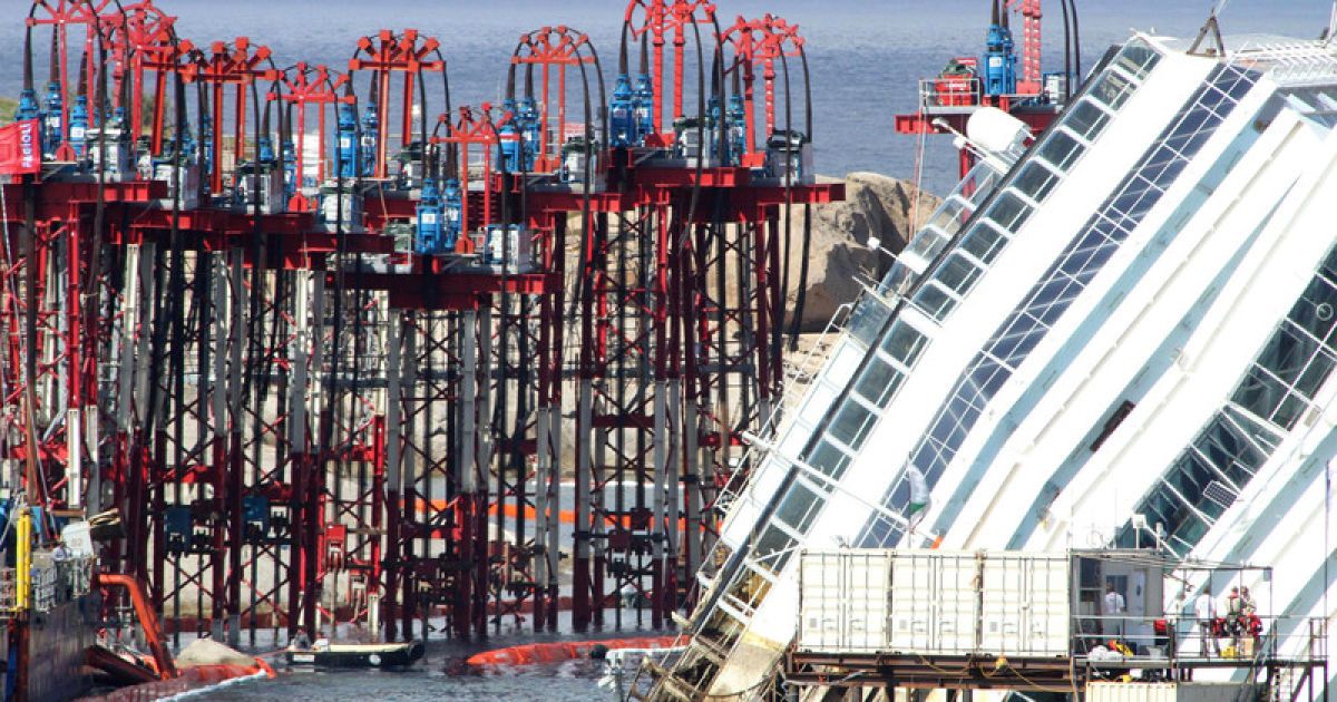 Costa Concordia поставили вертикально у берегів Італії / © Фото EPA/UPG