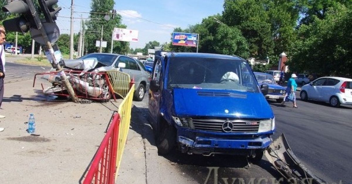 Водії автомобілів не поділили дорогу / © dumskaya.net