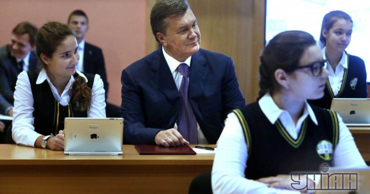 Разом із школярами президент відвідав інтерактивний мультимедійний "Урок майбутнього". / © УНІАН