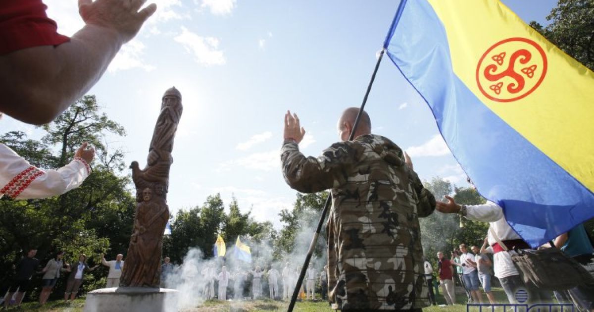 Тепер у Києві стоїть Перун / © УНІАН