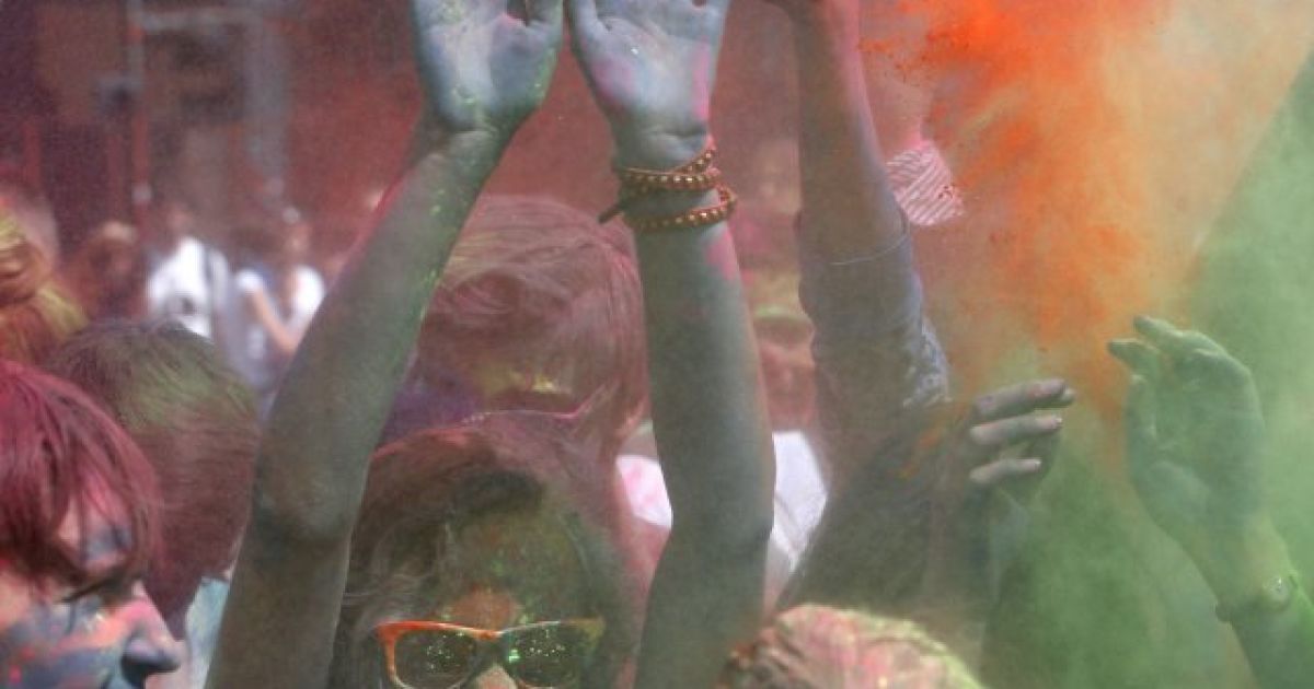 Кияни кидали один в одного фарбою / © УНІАН