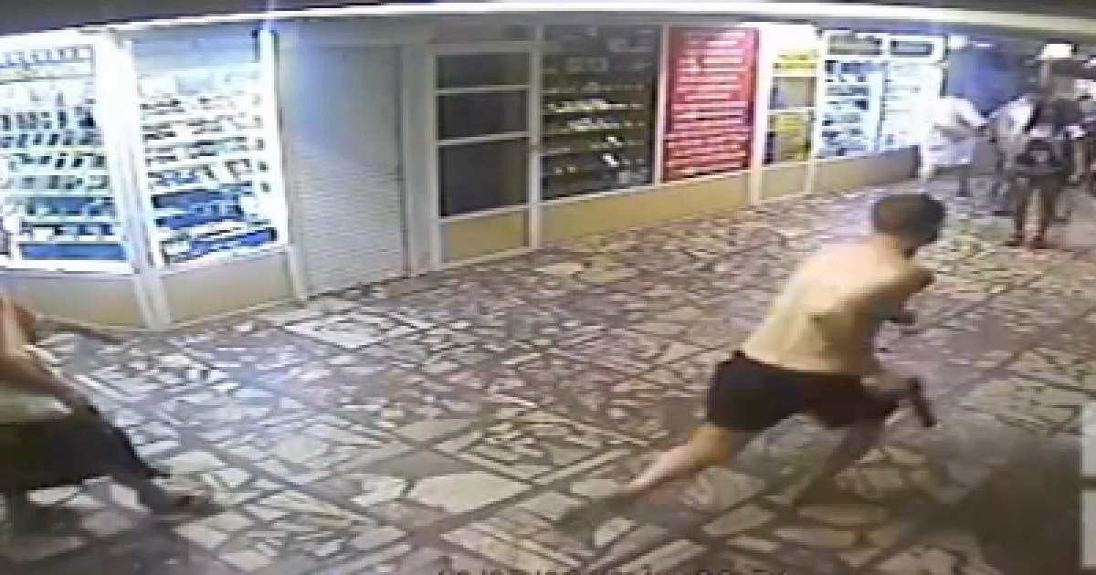 У метро Новосибірська бігав напівголий озброєний чоловік