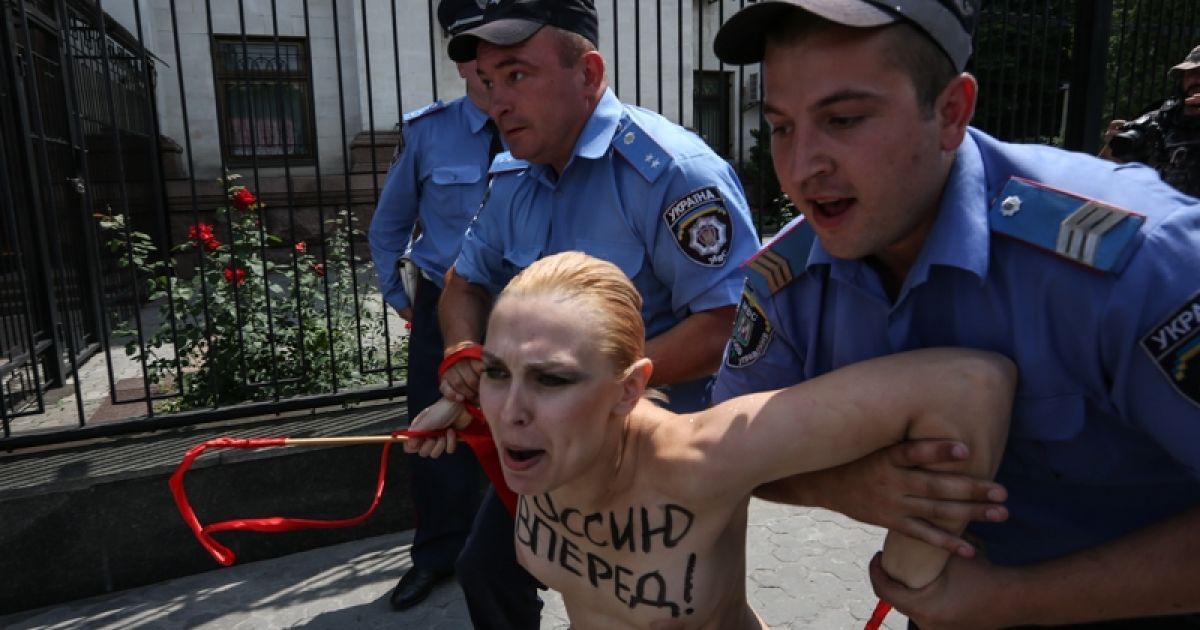 Активістка FEMEN вдавала з себе гімнастку та освідчувалася Путіну / © dinternal.com.ua