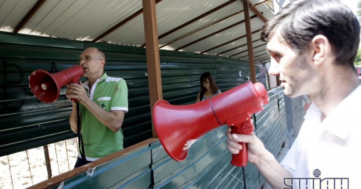 Місцеві жителі знесли паркан на будівництві / © УНІАН