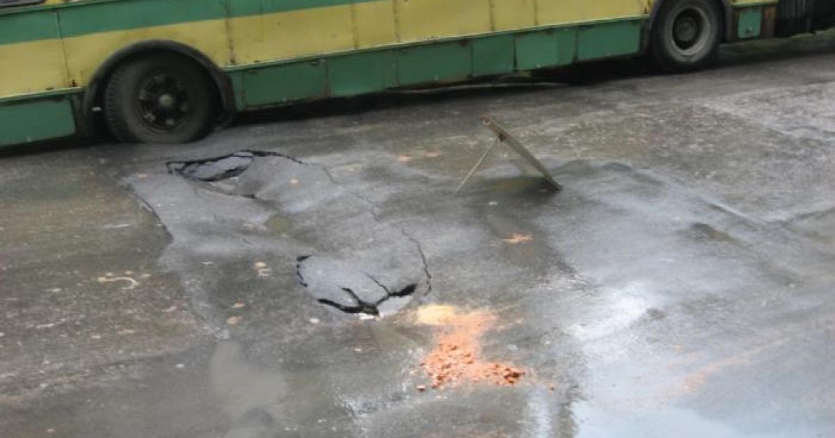 Тролейбус провалився в яму на дорозі.