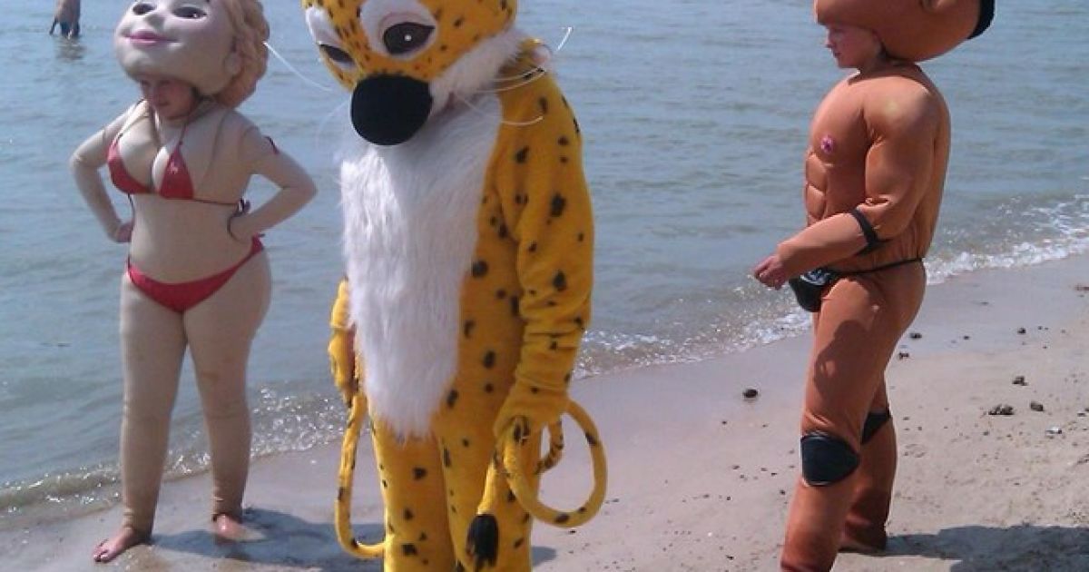 На Азовському люди фотографуються з Тимошенко та Обамою.