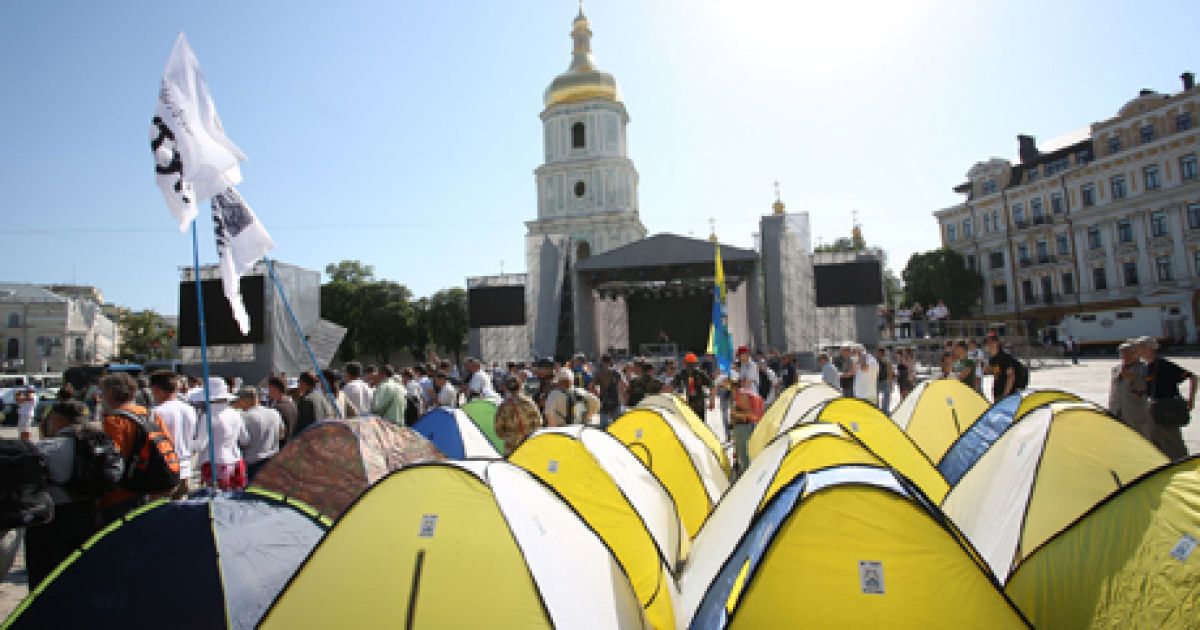Наметове містечко на Софійській площі у суботу розтрощив "Беркут"