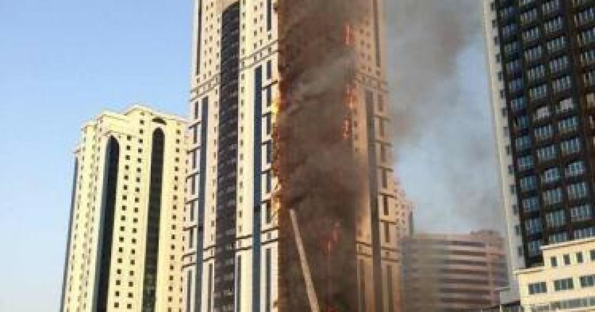 У Центрі Грозного палає елітна багатоповерхівка / © pvo.guns.ru