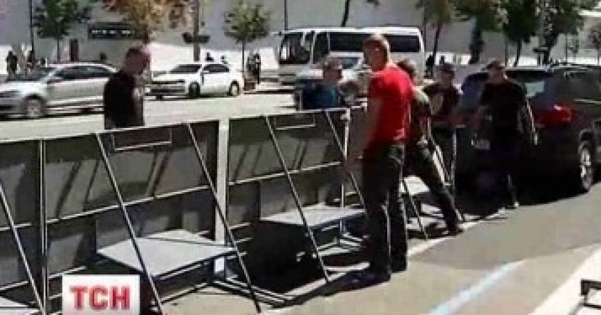 До приїзду патріарха та президентів у Київ вздовж дороги встановлюють металеві огорожі