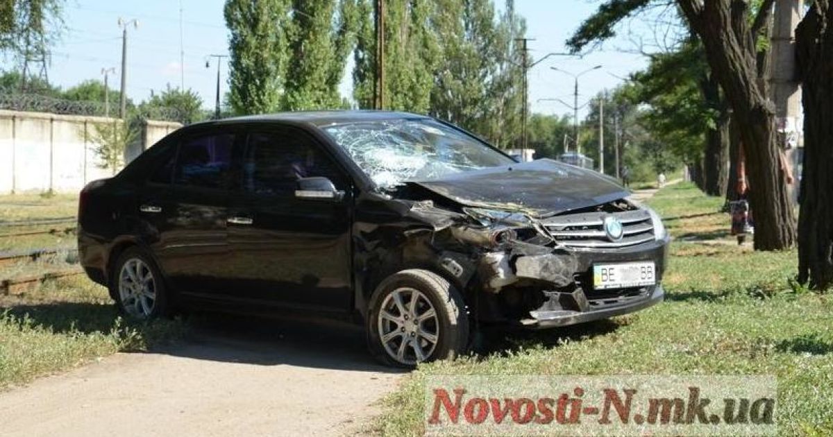 У Миколаєві дорогу не поділили легковик і маршрутка