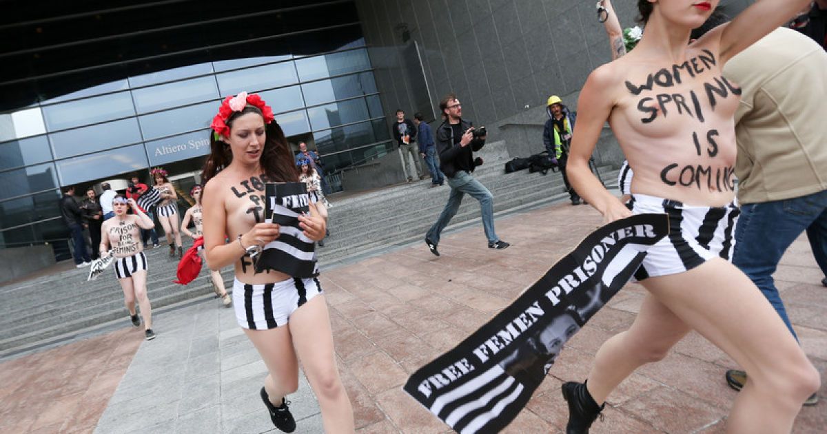 Дівчата з FEMEN влаштували топлес-акцію біля Європарламенту / © Фото EPA/UPG