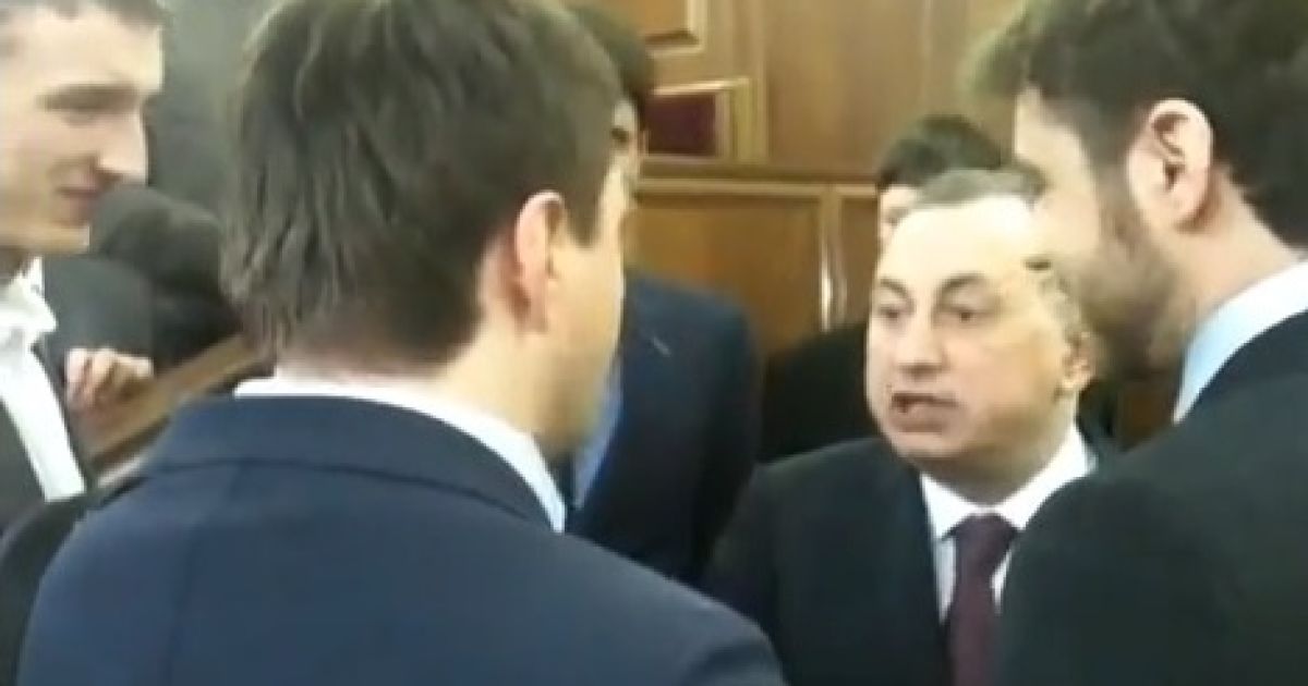 Аронець повернувся контролювати кнопкодавів