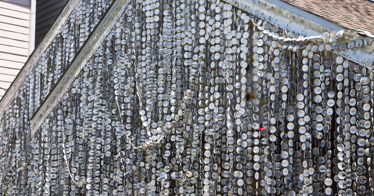 Американець обклеїв банками  свій будинок. / © Оrange Show