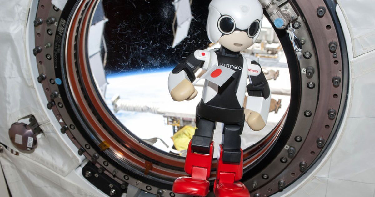 Кібо-робот працює на МКС