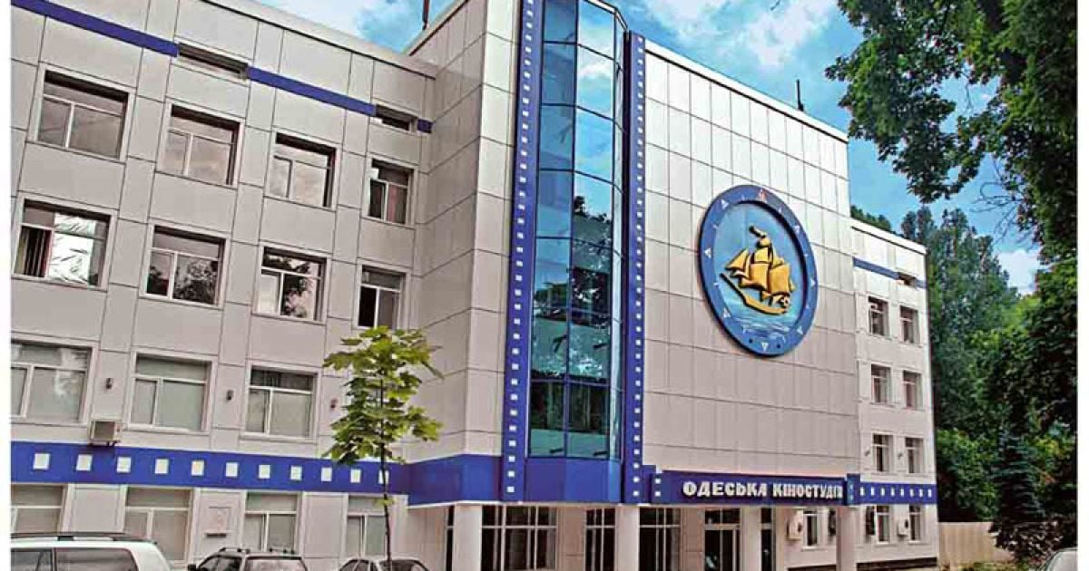 Іномарка на швидкості протаранила відому кіностудію