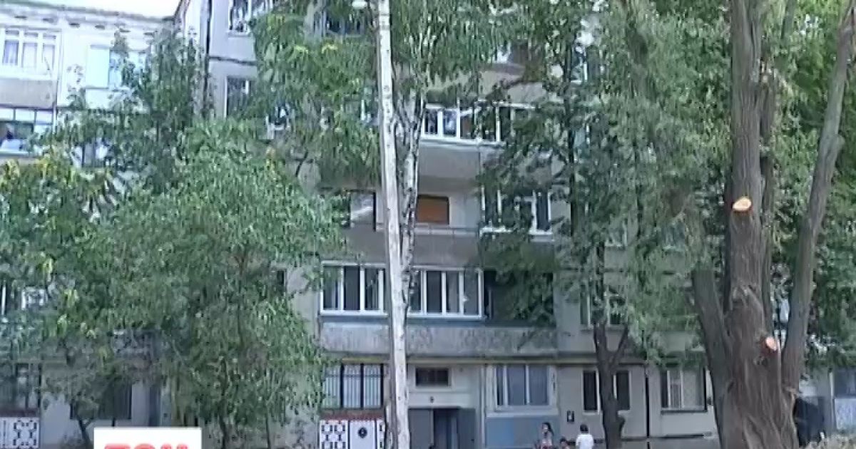 Жінка з собаками взяла у "заручники" багатоповерхівку