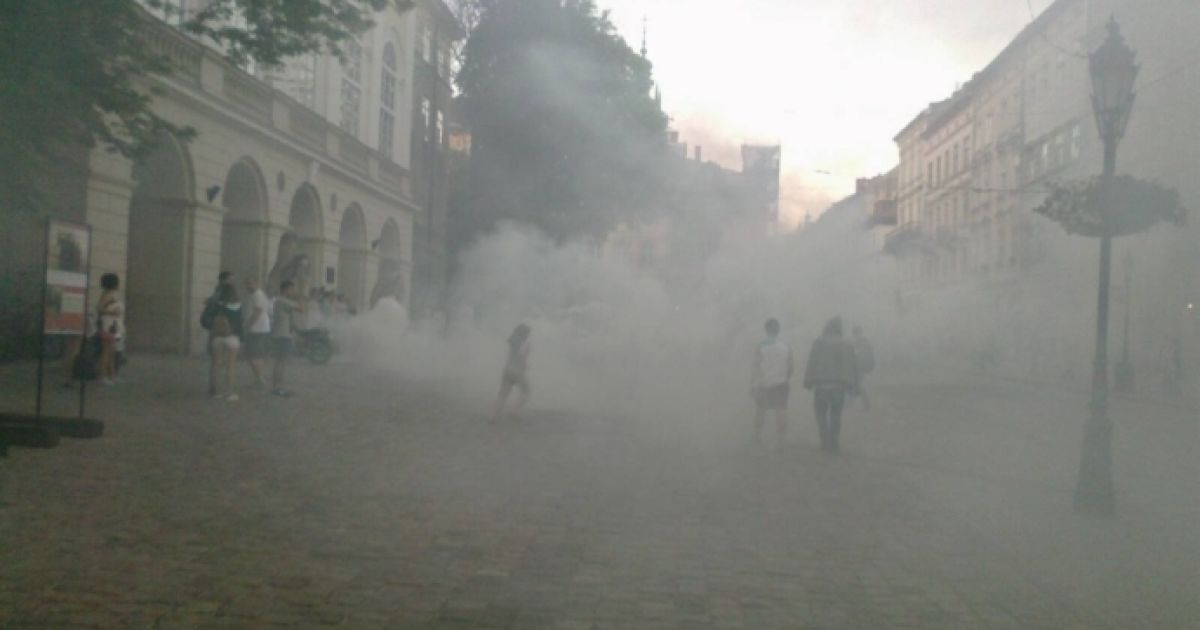 Львівську міську раду закидали димовими шашками