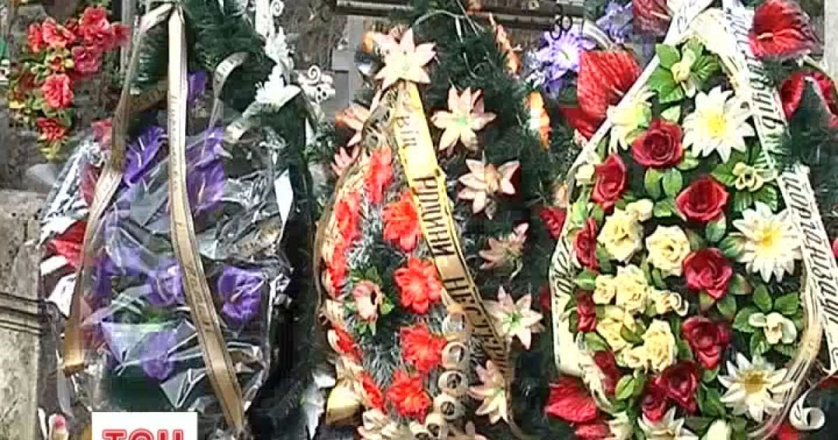 Церква закликає вірян не захаращувати кладовища пластиковими квітами