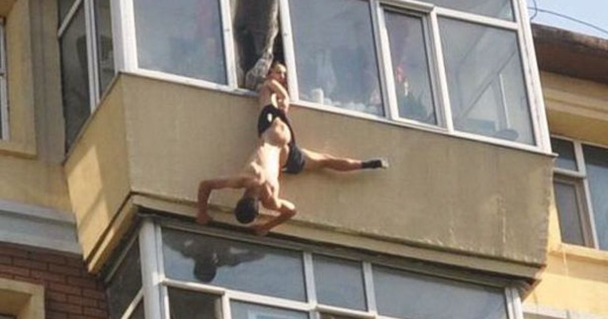 Дружина впіймала чоловіка за труси.