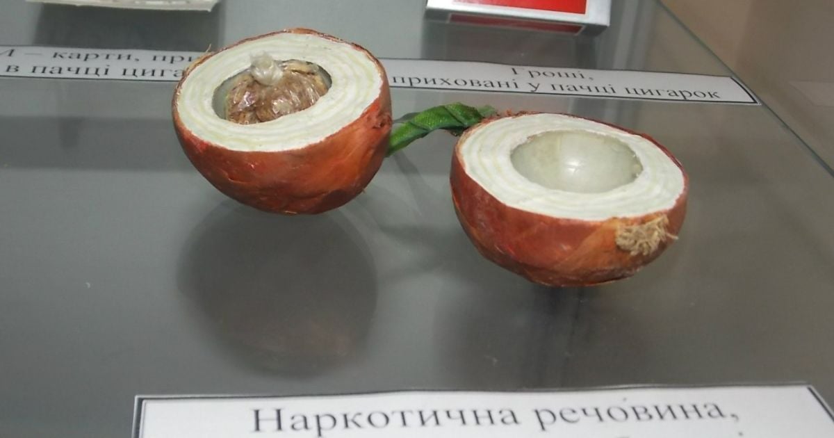Наркотики проносять навіть в половинках цибулі