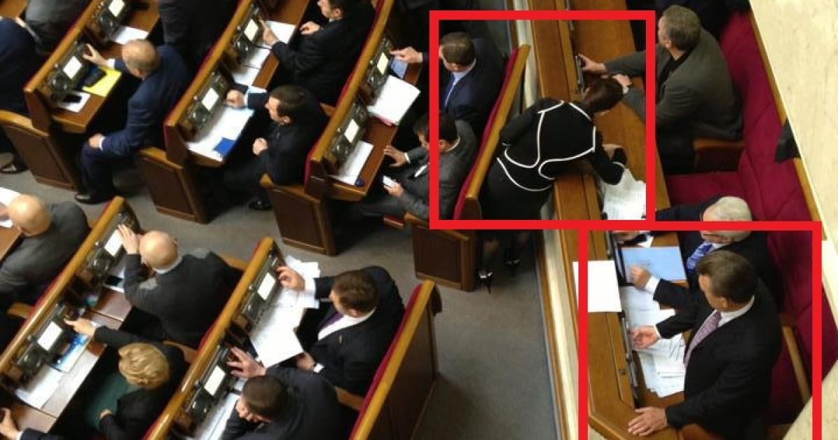 Ківалов голосує на своєму місці