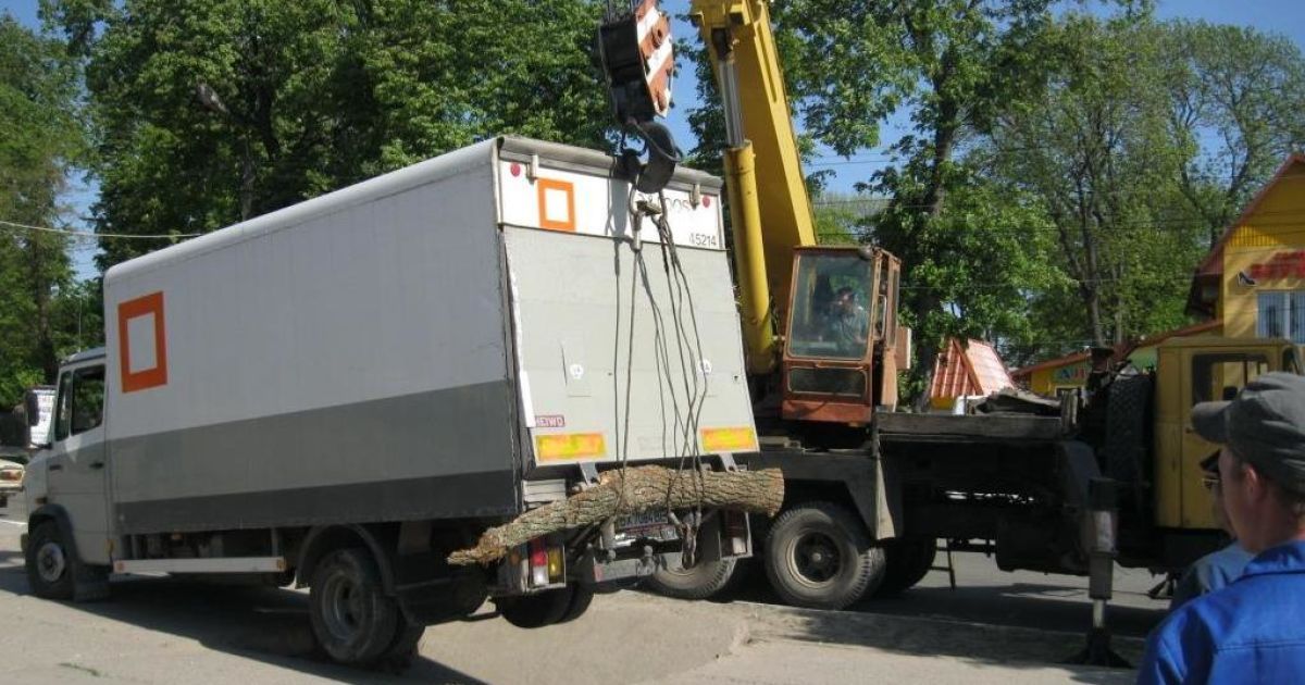 На Хмельниччині вантажівка провалилася під землю на автостоянці