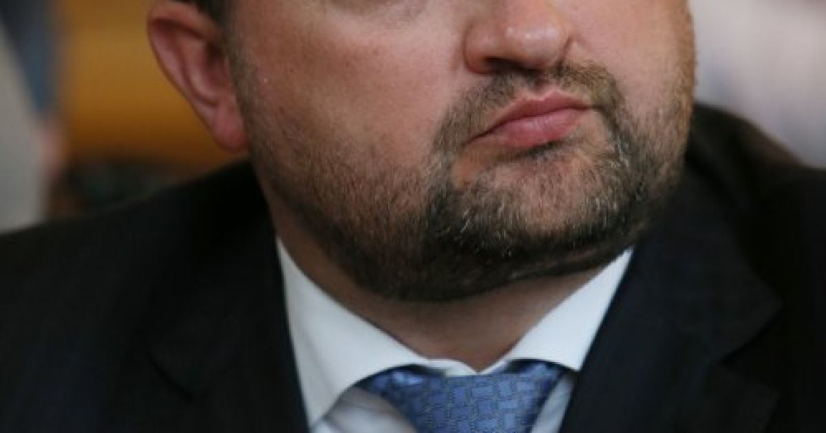 Зарплата Азарова в 4 рази нижча, ніж у Арбузова