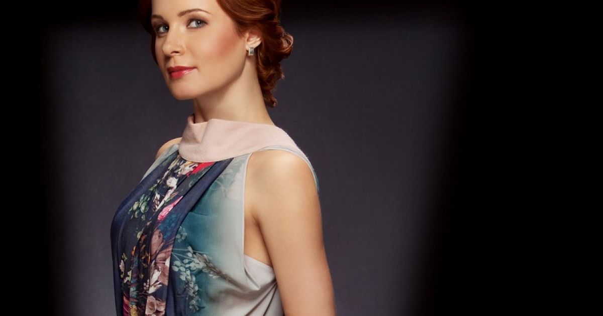 Юлії Бориско пасують ніжні сукні від Олени Даць