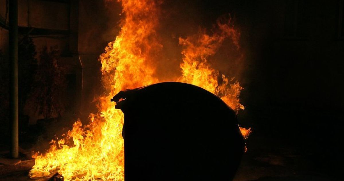 Невідомі кинули труп чоловіка в контейнер та підпалили