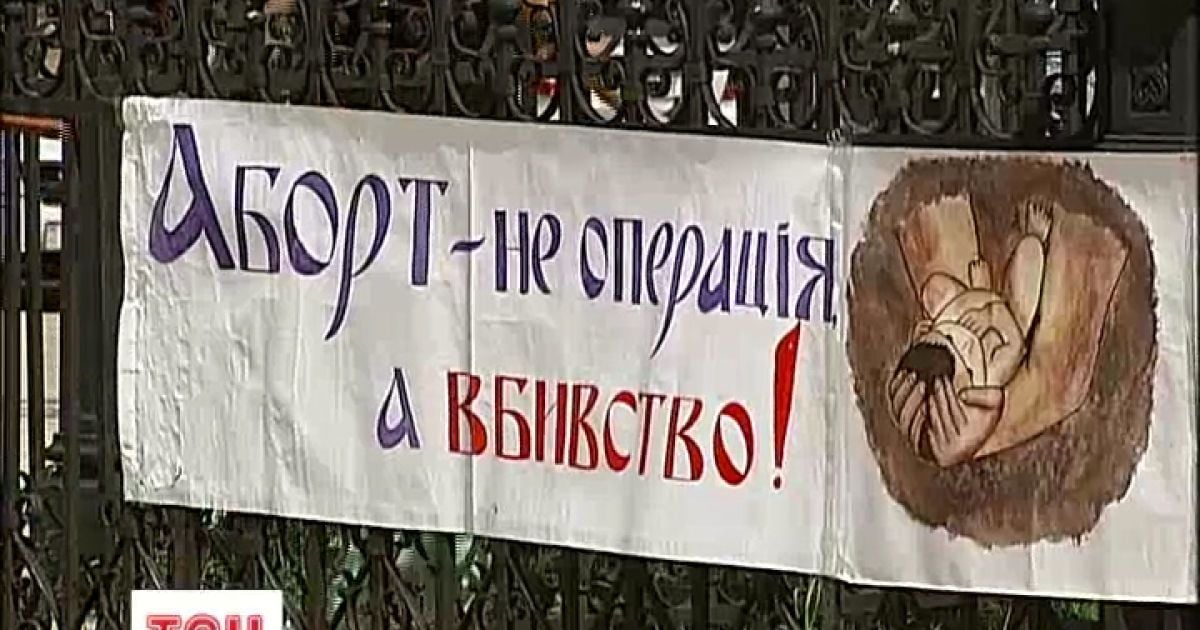 На Софіївській площі створили символічне кладовище