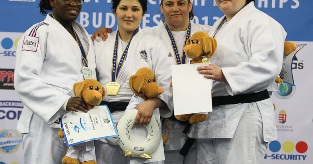 Кіндзерська (крайня справа) завоювала "бронзу" у Будапешті