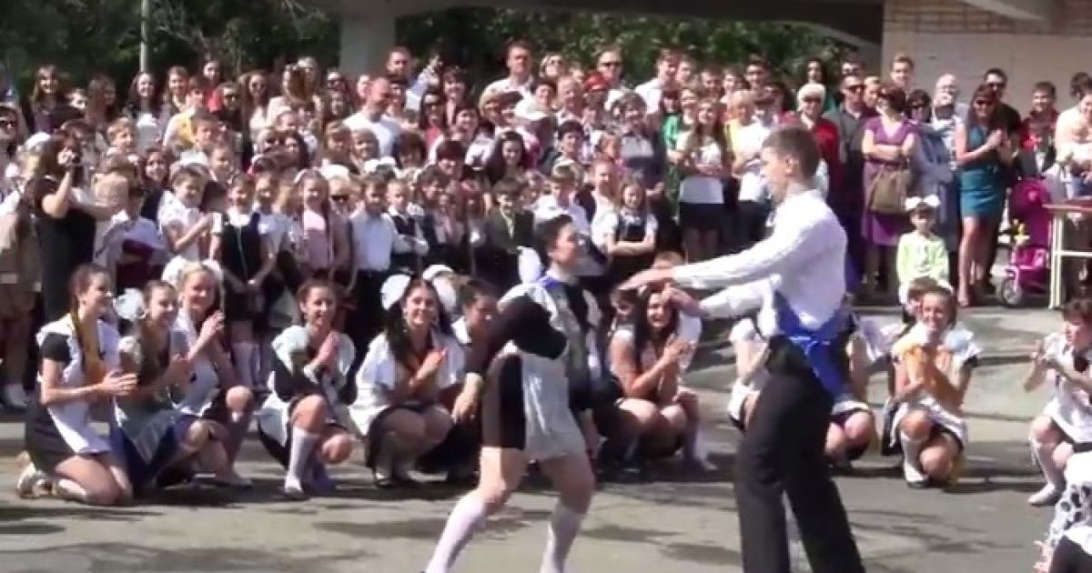 Луганські випускники здивували танцем на останній дзвінок