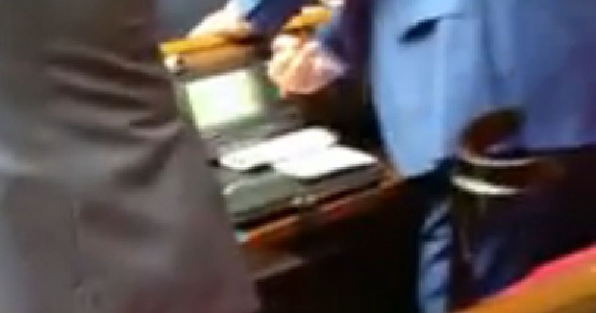 Депутат показав середній палець