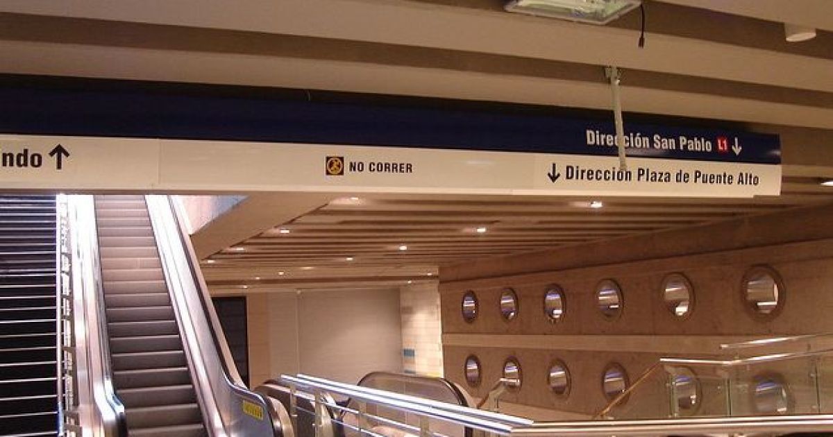 Акробат голяка гасав в метро і домагався всіх жінок (відео)