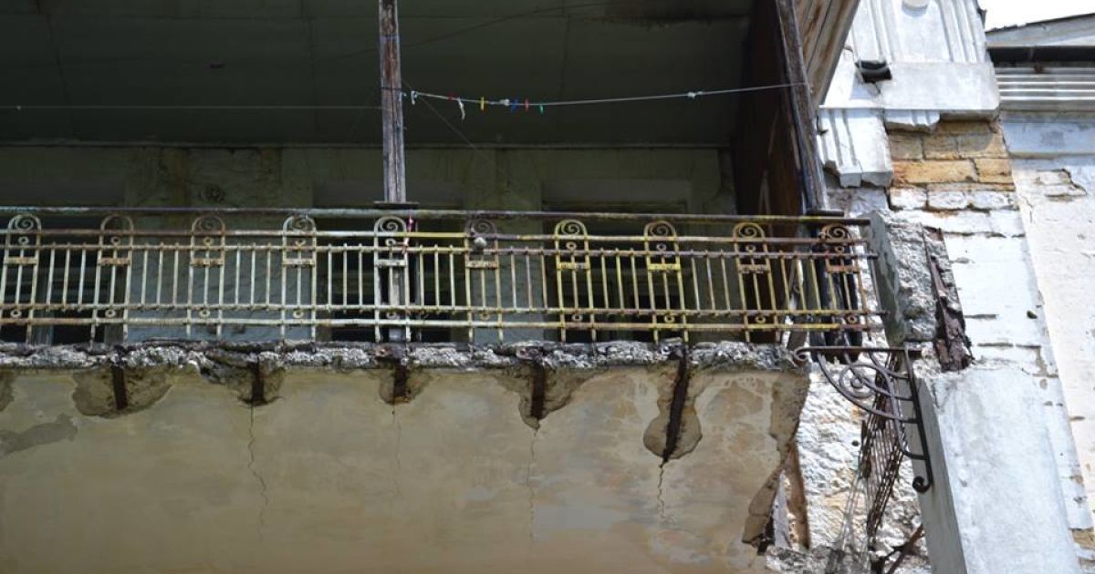 Дівчинка розбилася, провалившись вниз разом з балконом / © Facebook/Леонид Карпов