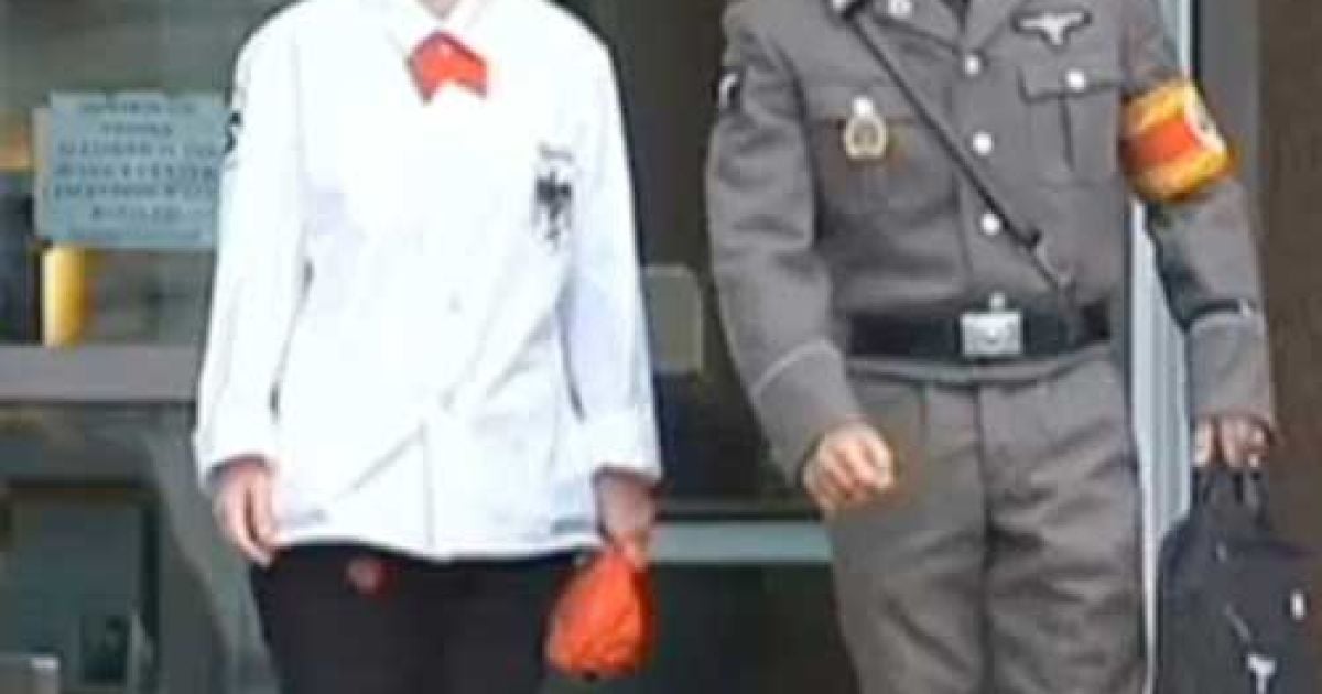 Батько Адольфа Гітлера прийшов у суд в нацистській формі.