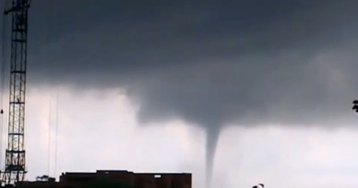 Смерч випробував на міцність нерви працівників сімферопольського летовища