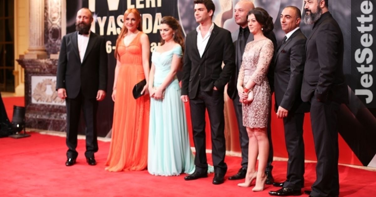 "Світське життя" впіймало рідкісний момент, коли всі зірки серіалу "Величне століття. Роксолана" зібрались на одній вечірці / © jetsetter.ua