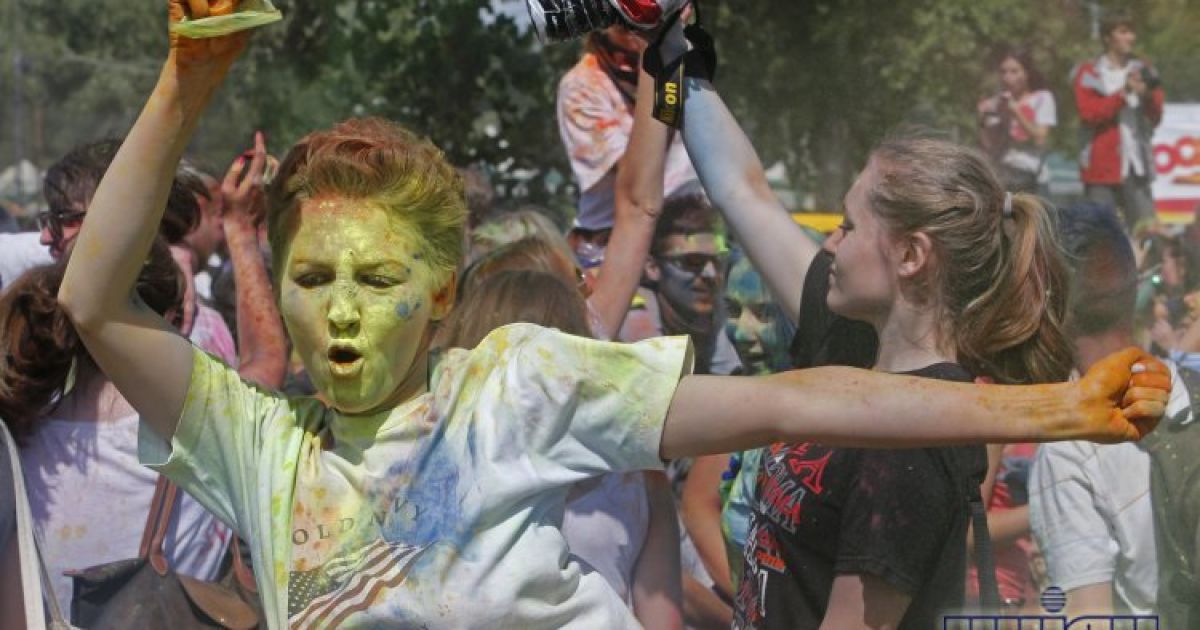 Кияни кидали один в одного фарбою / © УНІАН