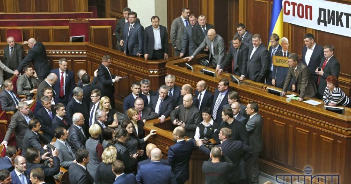 На "годину питань" в Раду прийшли Азаров і члени Кабміну