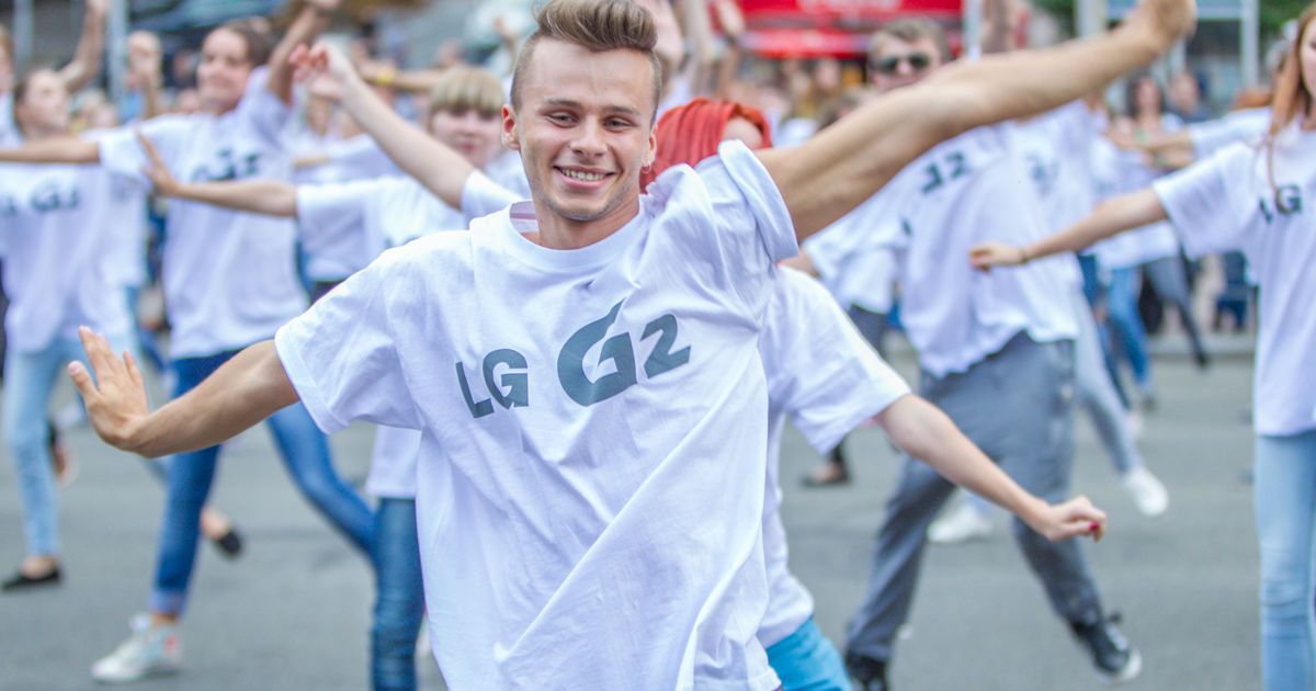 Танцювальний флеш-моб на честь нового флагмана LG G2