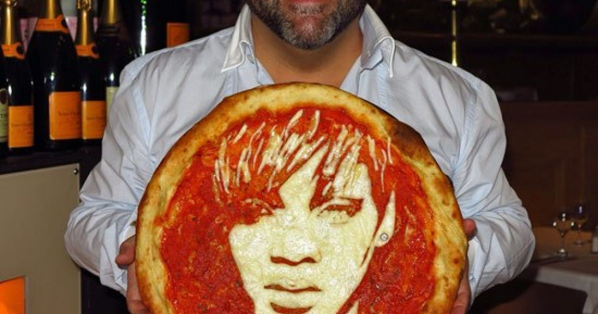 Доменіко Кролла робить портрети на піці / © ВКонтакте