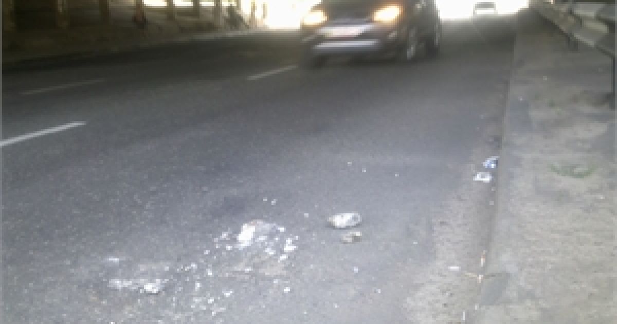 Шматок бетону відколовся від моста