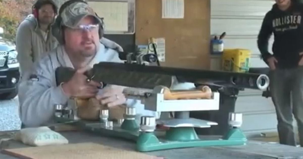 Куля гвинтівки летить зі швидкістю 640 метрів на секунду.