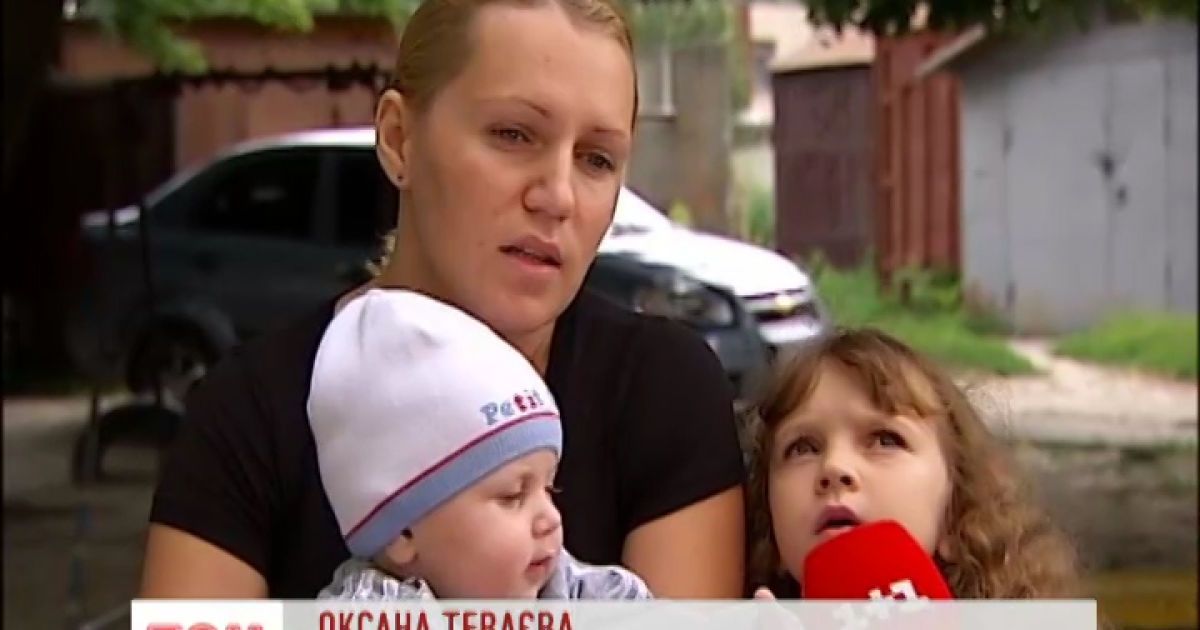 У Броварах жінка кидається на людей з молотком