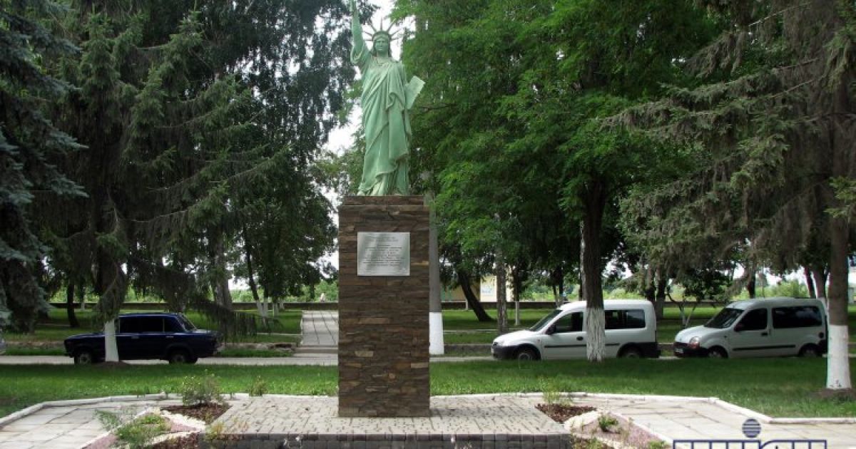 У Здолбунові встановили статую Свободи / © УНІАН